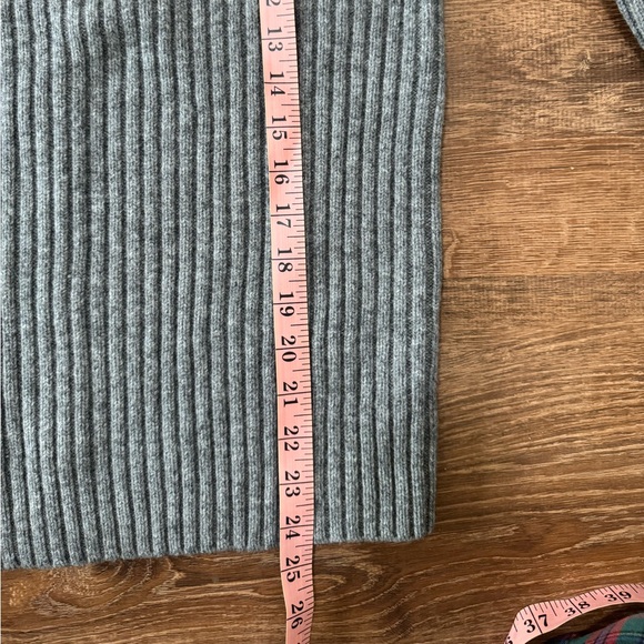 L.L. Bean Gray 100% Merino Lambs Wool Commando Crewneck Ribbed Sweater Size S - Picture 8 of 10